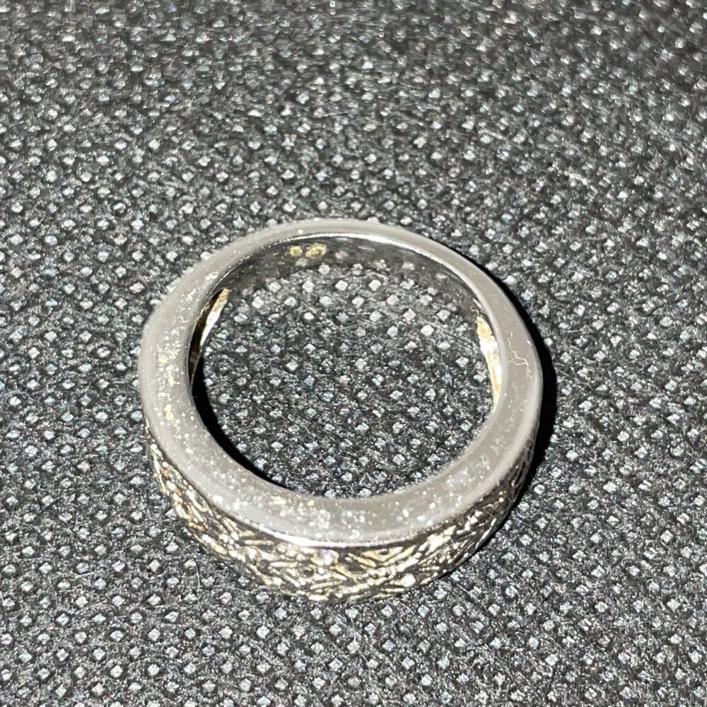 Beautiful ring  - Picture 3 of 8